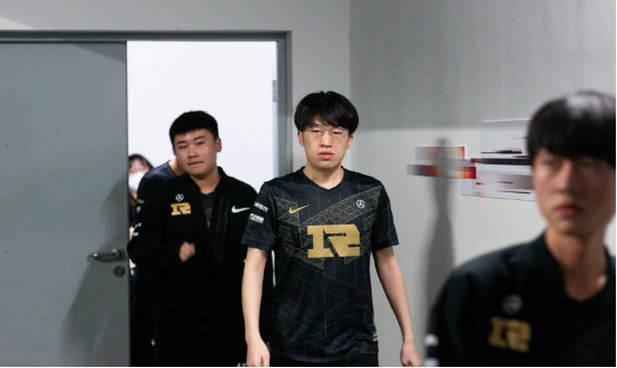 爽形成鲜明 爽形成鲜明